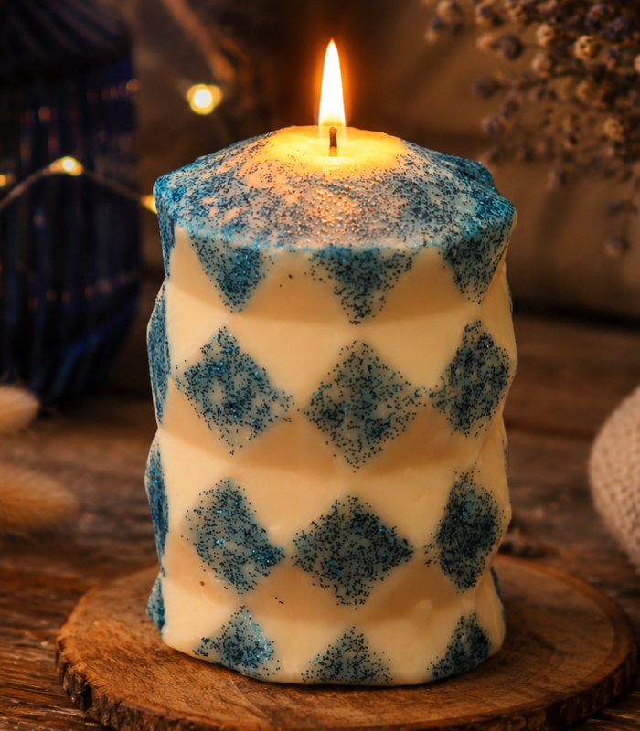 Bougie parfumée et colorée.
Cire de soja, mèche en coton, décor peint à la main.
145 g, diamètre ~ 5 cm, hauteur ~ 8 cm