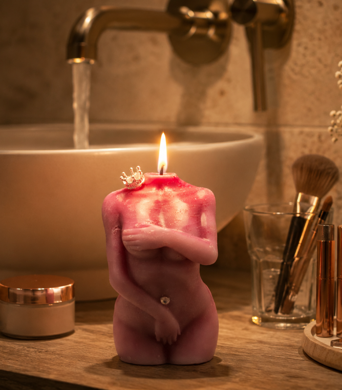 Bougie parfumée et colorée. 
Cire de soja, mèche en coton, décor peint à la main. 
90 g, largeur ~ 4,5 cm, hauteur ~ 8,5 cm